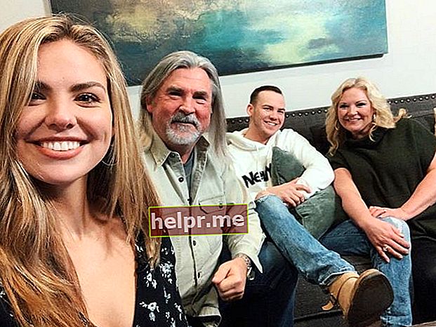 Hannah și-a făcut un selfie cu părinții și fratele Patrick în iulie 2019