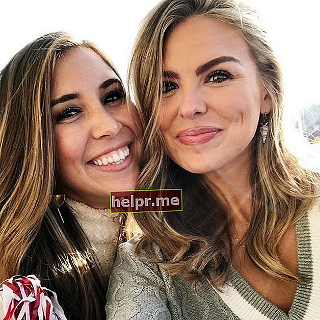 Hannah și Riley Logsdon pozează pentru un selfie în noiembrie 2018