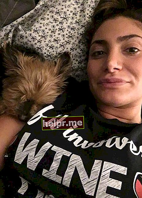Deena Nicole Cortese em uma selfie com seu cachorro, vista em março de 2018