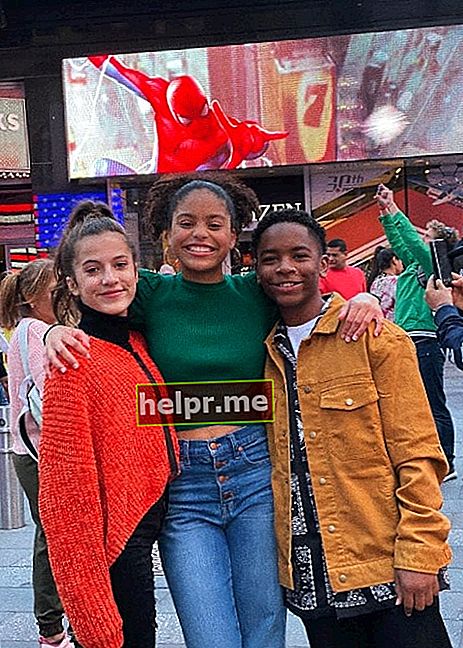 Kai Calhoun este văzut în timp ce zâmbea într-o imagine împreună cu Symera Jackson (Centru) și Eliza Pryor la Times Square, New York City, New York în octombrie 2019