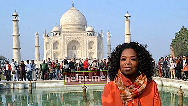 Oprah Winfrey în fața Taj Mahal în timpul vizitei sale în India în 2012
