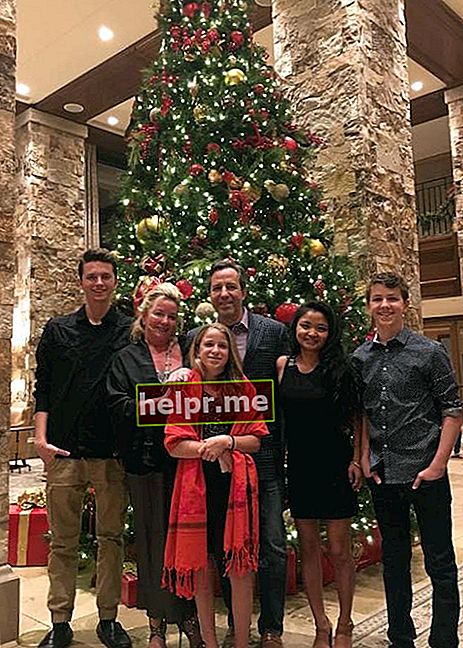 Ethan Wacker împreună cu familia îi urează tuturor Crăciun fericit în decembrie 2017