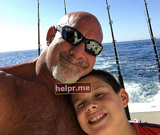 Bill Goldberg con su hijo visto en abril de 2017