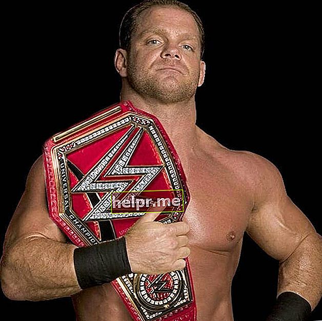 Chris Benoit con su cinturón de lucha