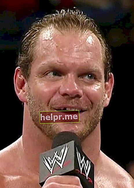 Chris Benoit în timp ce vorbea cu fanii din interiorul ringului