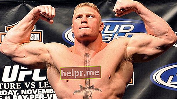 Brock Lesnar mostrando sus bíceps