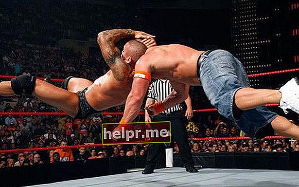 Randy Orton voert zijn kenmerkende RKO-zet uit