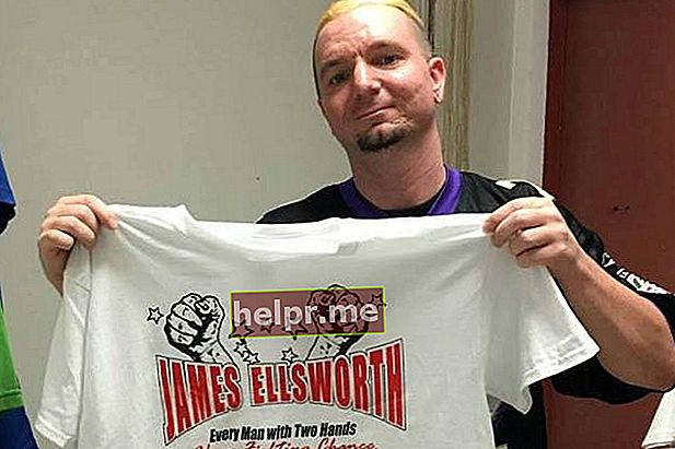James Ellsworth muestra su camiseta de mercancía de la WWE