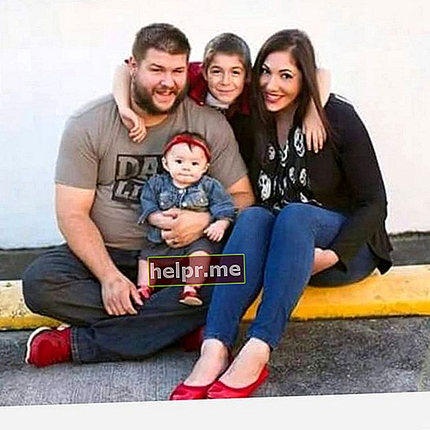 Kevin Owens fericit cu familia sa în ianuarie 2016