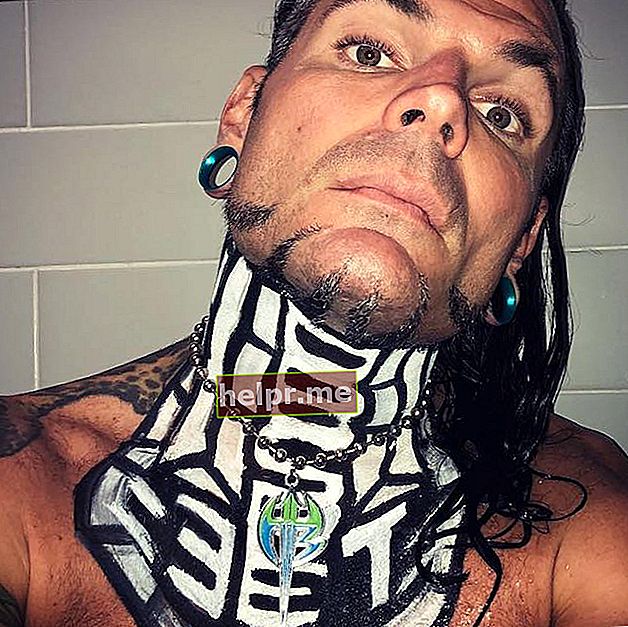 Jeff Hardy pokazujući svoju tetovažu na tijelu u srpnju 2018