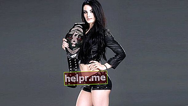 Paige met haar NXT-titel tijdens een fotoshoot